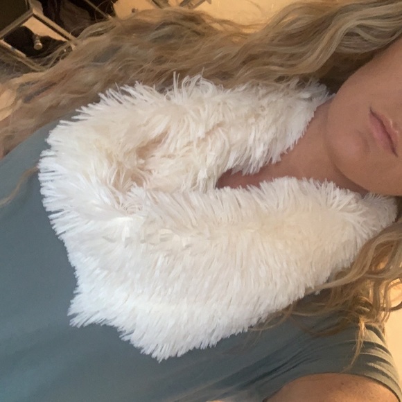 Single loop fluffy scarf - Picture 3 of 4